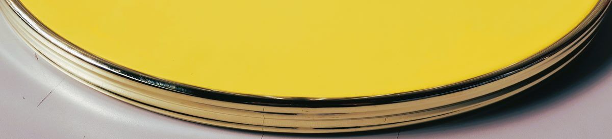 Plateau de table bistrot jaune SUNNY cerclé laiton D60CM