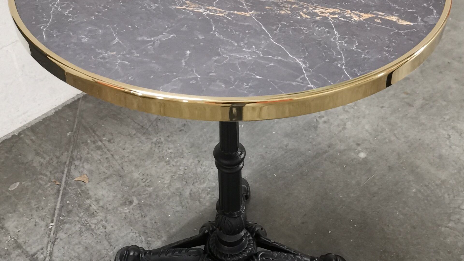 Plateau de table bistrot extérieur noir marbré cerclé laiton D50cm – JAGUAR PLD50