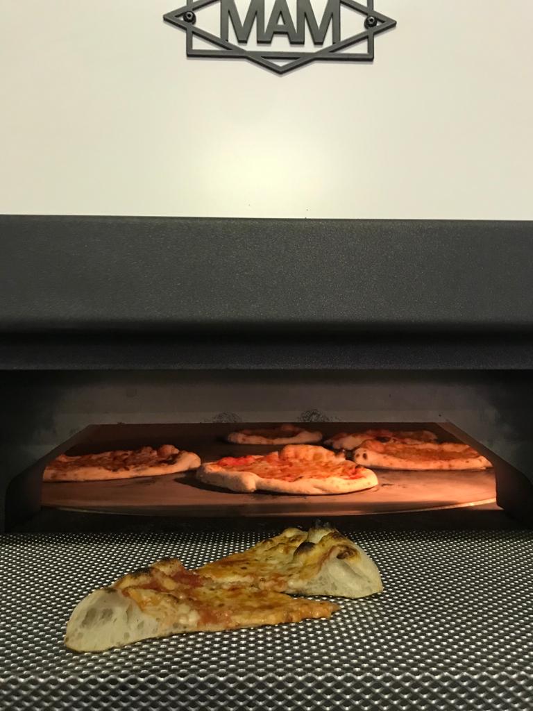 Four électrique rotatif pizza MAM 490° : four professionnel à sole rotative Ø115 cm, conçu pour une cuisson homogène et rapide.