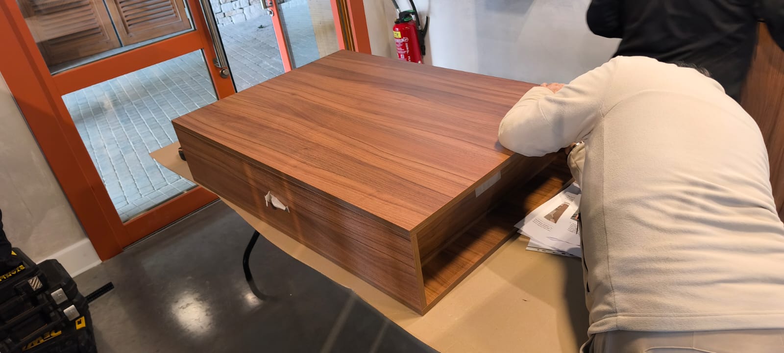Assemblage de la jardinière décor bois dans la salle du restaurant