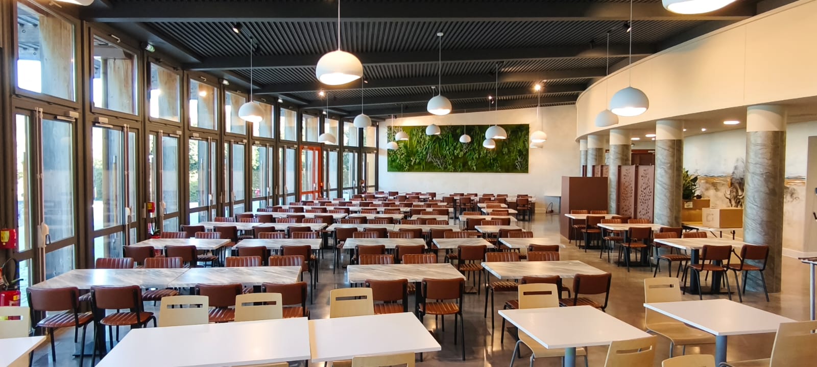 Vue panoramique du mobilier du restaurant de la Grotte Chauvet 2