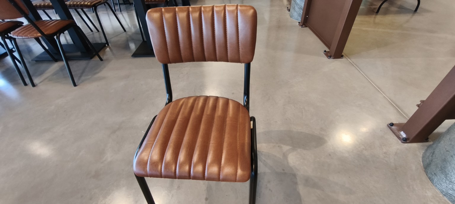 Chaise cognac avec assise et dossier à surpiqûres sur une structure noire