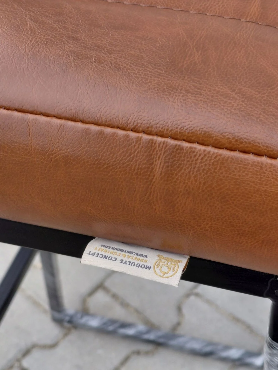 Étiquette Modulys Concept sur une assise de tabouret