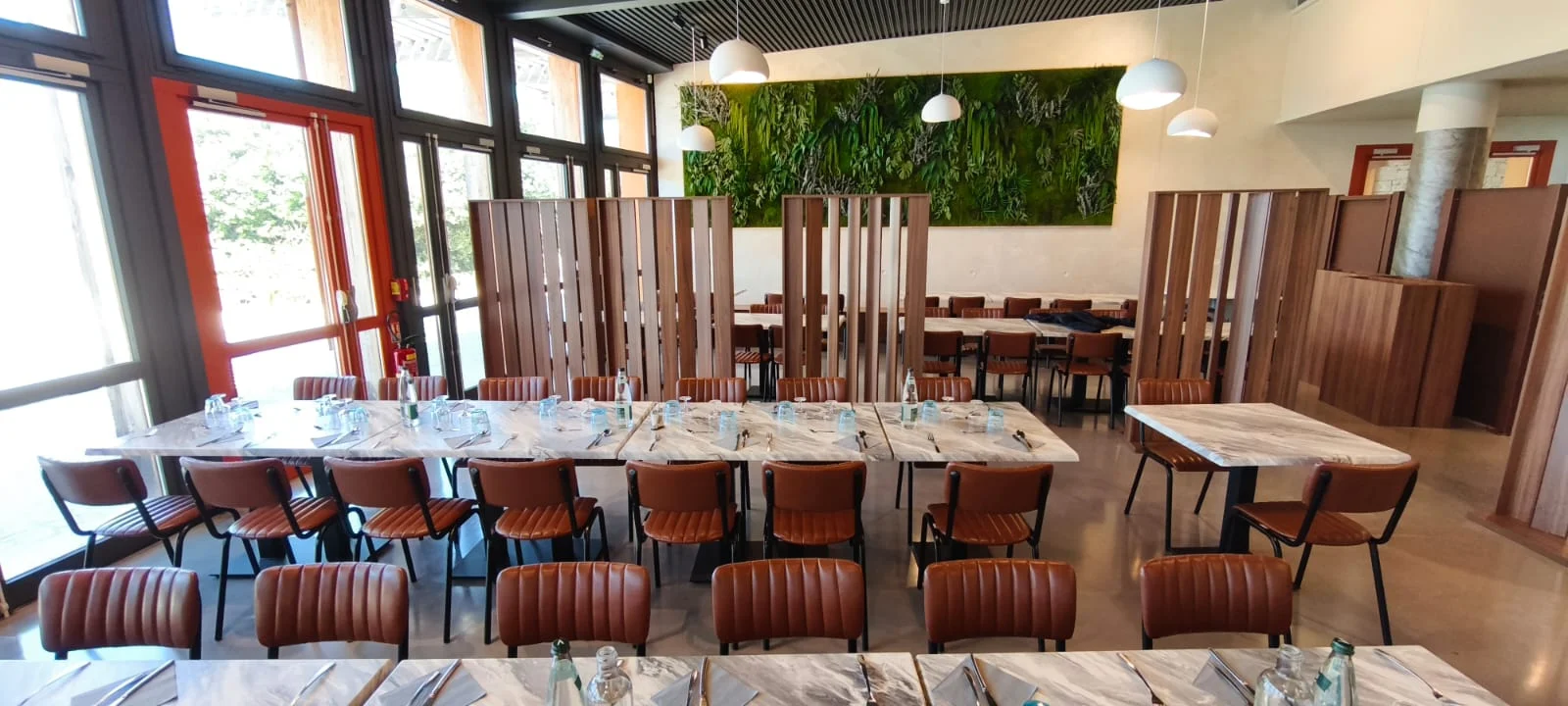 Chaises Modulys Concept, tables et brise-vues dans le restaurant de la Grotte Chauvet 2